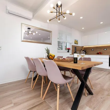 3 Bedroom In Case de vacanță Šilo