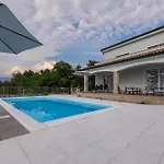 Semesterbostad Luxurious In Šilo